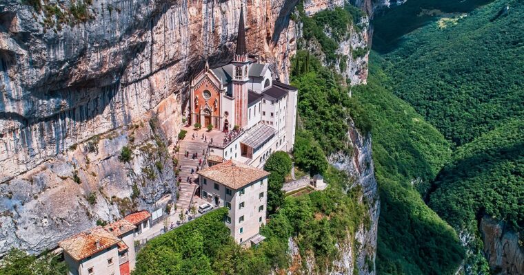 O santuário de Nossa Senhora da Coroa: um impressionante destino de peregrinação