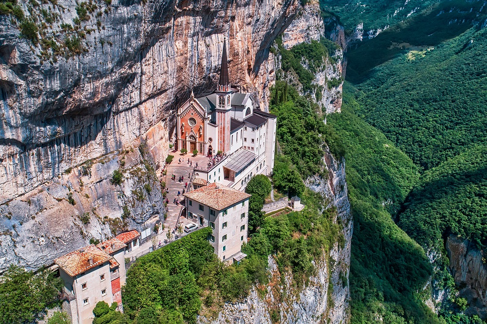 O santuário de Nossa Senhora da Coroa: um impressionante destino de peregrinação